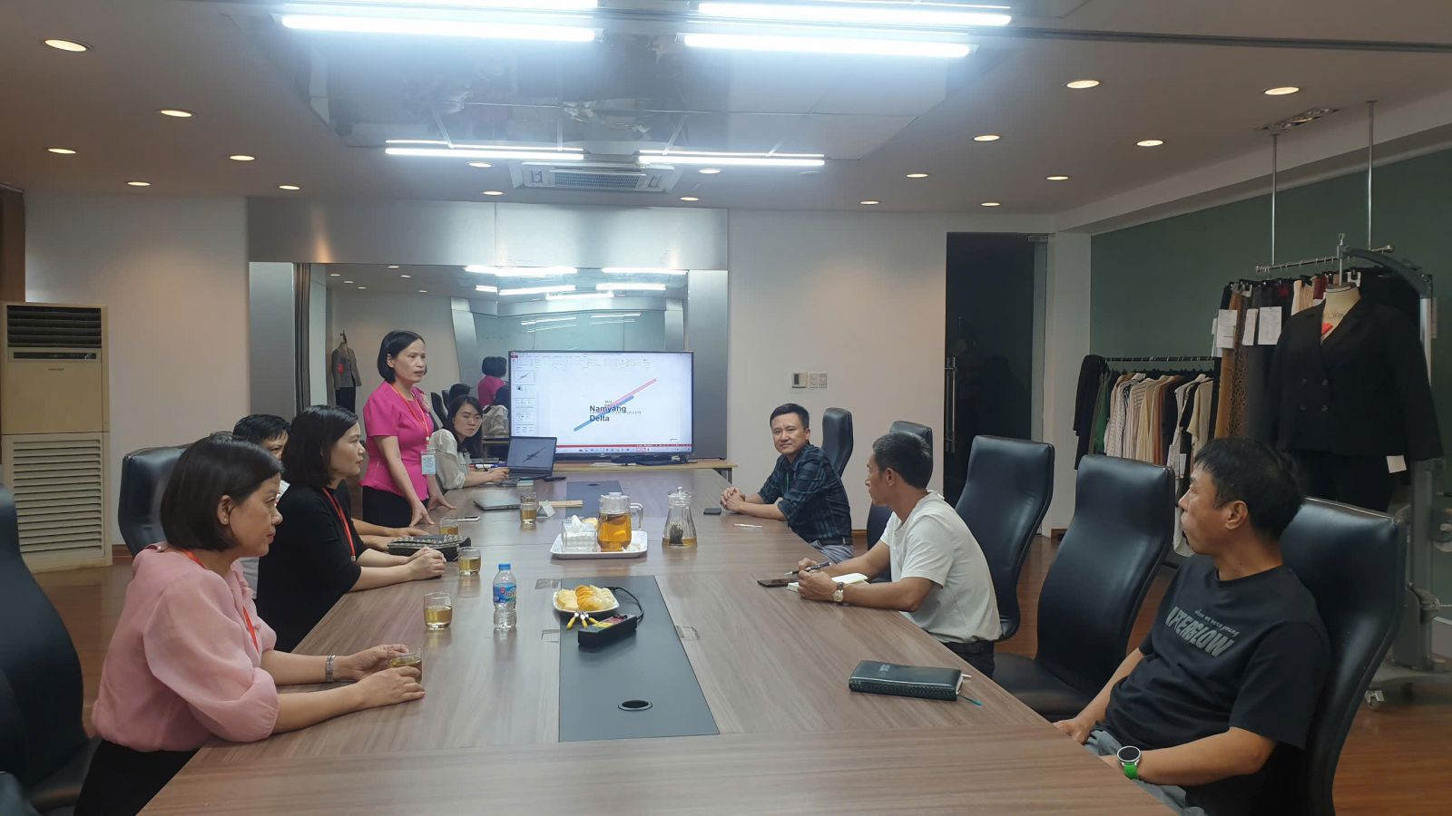 KHOA CÔNG NGHỆ MAY & THỜI TRANG - TRƯỜNG ĐẠI HỌC SƯ PHẠM KỸ THUẬT HƯNG YÊN VỚI SỨ MỆNH HỘI NHẬP XU HƯỚNG VÀ ĐẨY MẠNH HỢP TÁC DOANH NGHIỆP