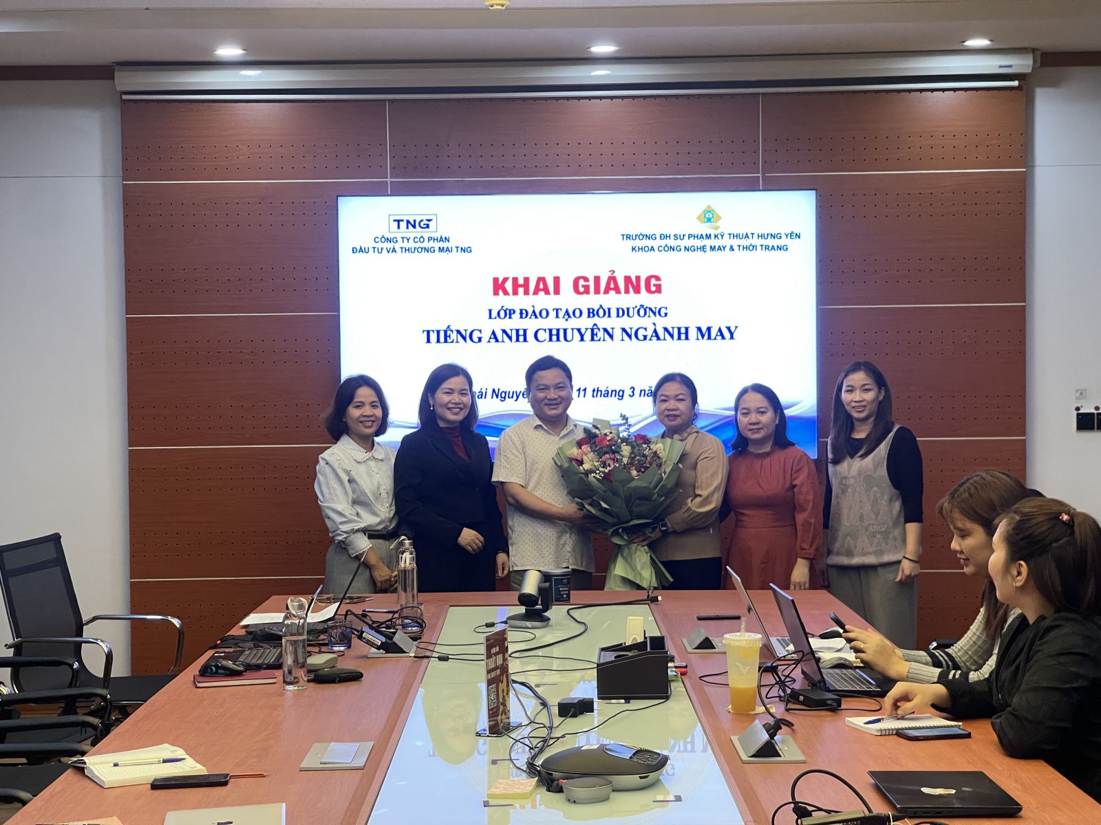 KHAI GIẢNG LỚP BỒI DƯỠNG TIẾNG ANH CHUYÊN NGÀNH MAY